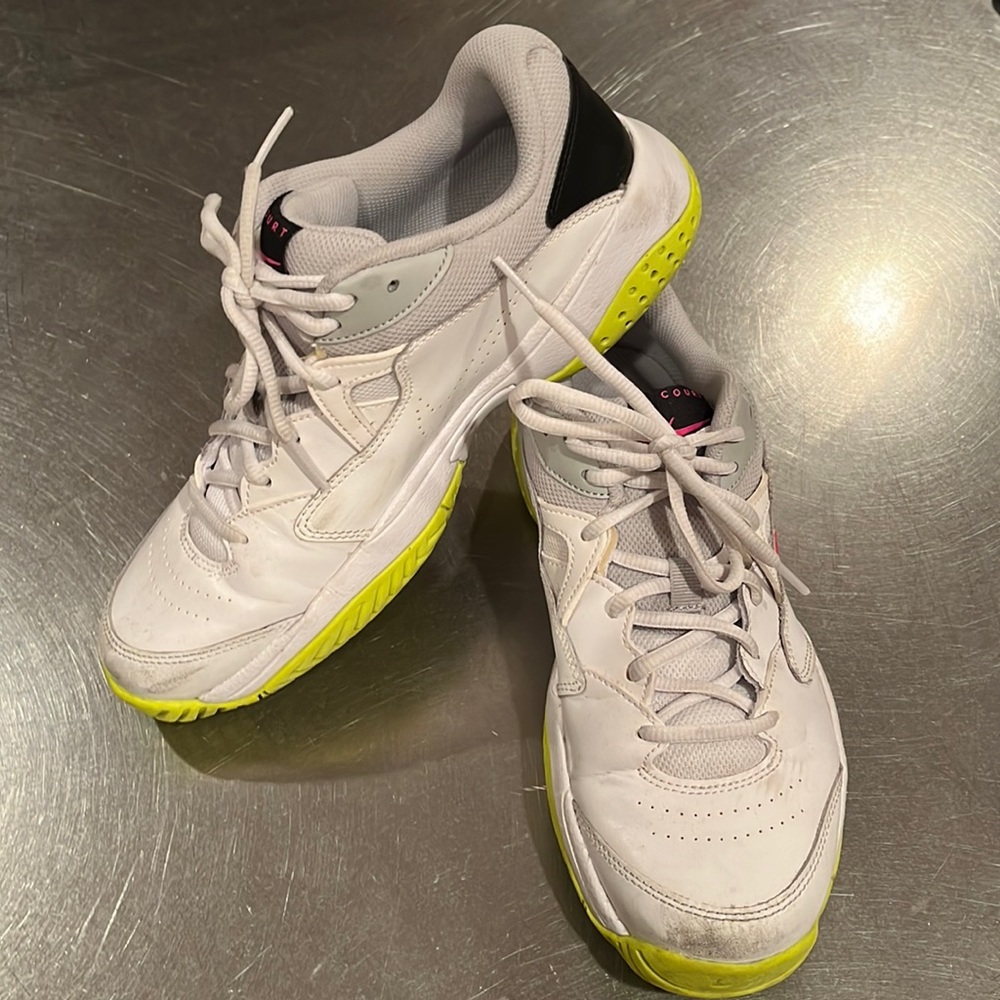 Nike women’s tennis sneakers
